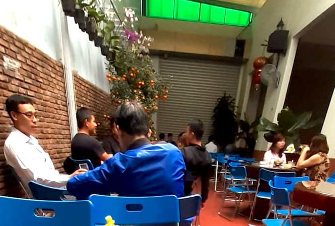 Quán cà phê bất chấp cách ly xã hội của vợ Phó phòng cảnh sát chữa cháy